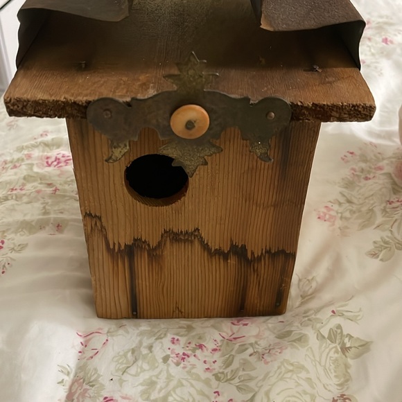 Birdhouse with tin roof - Picture 2 of 12